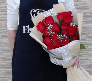 Букет "15 красных роз с рускусом и гипсофилой"