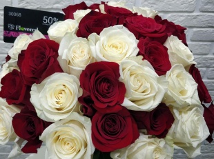 Букет из 51 бело-красной розы