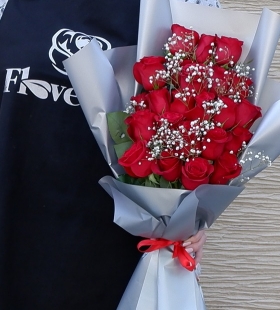 Букет "25 красных роз с рускусом и гипсофилой"