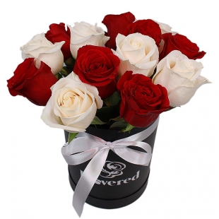 Красно-белые розы в черной шляпной коробке