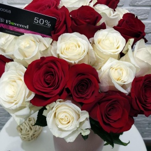Розы белые и красные микс