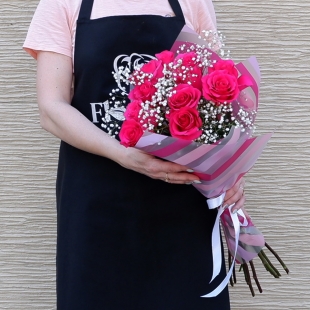 Букет "11 розовых роз с гипсофилой в корейской упаковке"