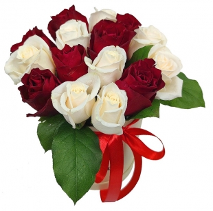 Красно-белые розы в розовой шляпной коробке