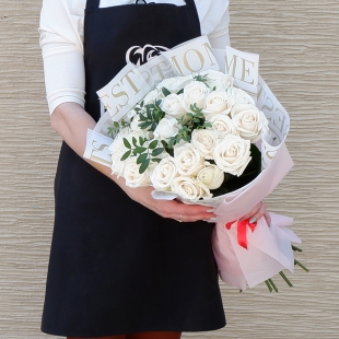 Букет "25 белых роз с писташем в корейской упаковке"