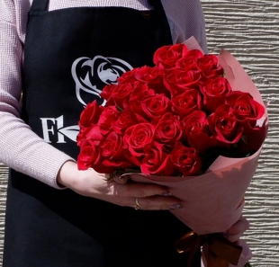 Букет "25 красных роз в фетре"