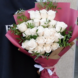 Букет "25 белых роз с зеленью в корейской упаковке"