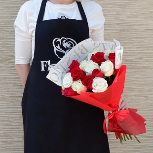 Букет "15 красно-белых роз в корейской упаковке"