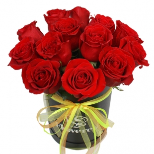 Красные розы в черной шляпной коробке