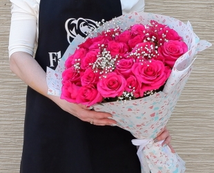 Букет "25 розовых роз с гипсофилой в корейской упаковке"