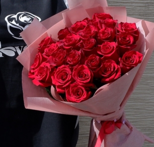 Букет "25 красных роз в корейской упаковке"
