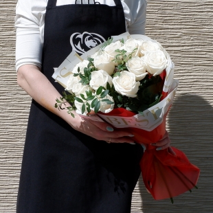 Букет "15 белых роз с писташем в корейской упаковке"