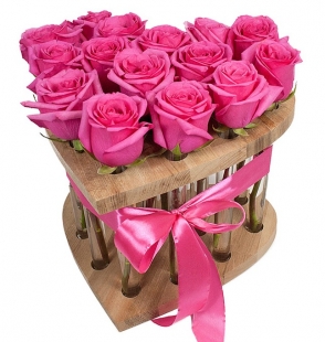 Композиция "15 роз в пробирках в форме сердца"