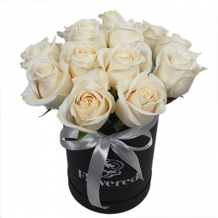 Белые розы в черной шляпной коробке