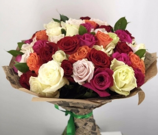Букет из 61 разноцветной розы