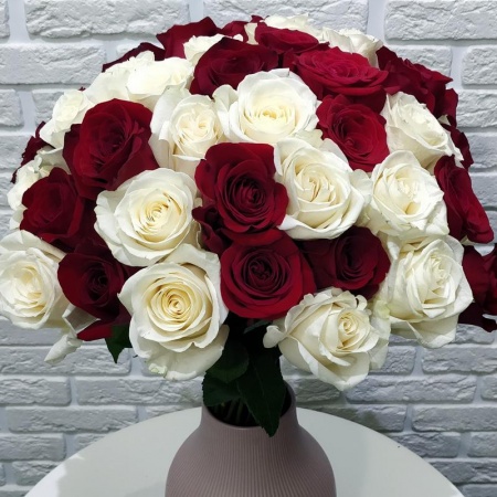 Букет из 51 бело-красной розы Букет из 51 бело-красной розы