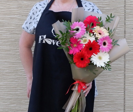 Букет " 9 гербер микс с писташем в корейской упаковке"