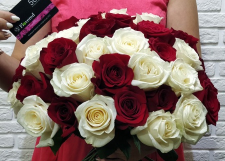 Розы белые и красные микс Розы белые и красные микс