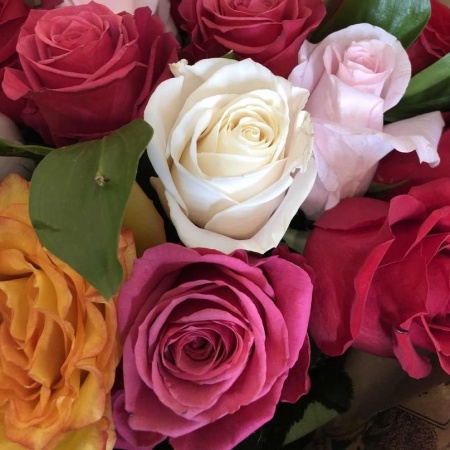 Букет из разноцветных роз