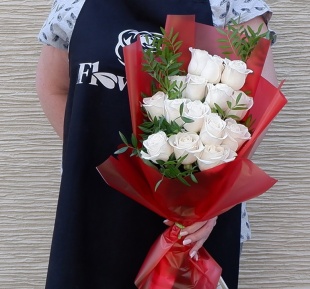 Букет "15 белых роз с зеленью в корейской упаковке"