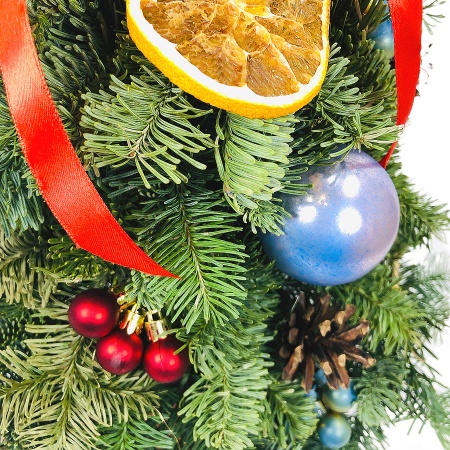 Елка с шишками и игрушками