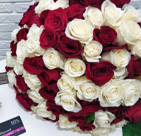 Букет из 101 красной и белой розы Букет из 101 красной и белой розы