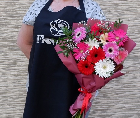 Букет " 11 гербер микс с гипсофилой и писташем"