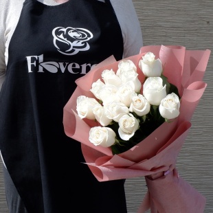Букет "15 белых роз в корейской упаковке"