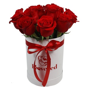 Красные розы в белой шляпной коробке