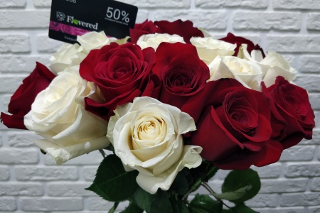 Розы белые и красные микс Розы белые и красные микс