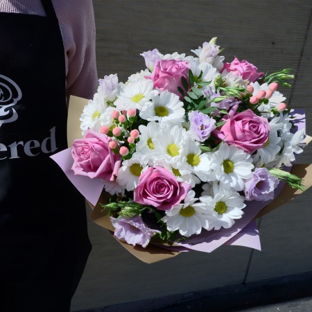 Букет "С Хризантемой и розовыми розами"