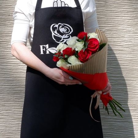 Букет "11 красно-белых роз с писташем в корейской упаковке"