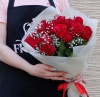 Букет "15 красных роз с гипсофилой в фетре"