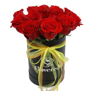 Красные розы в черной шляпной коробке