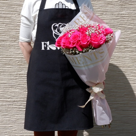 Букет "15 розовых роз с гипсофилой в корейской упаковке"
