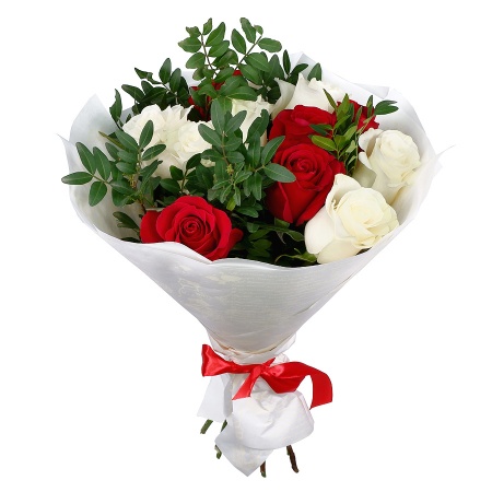 Букет "11 красно-белых роз с зеленью в крафте"