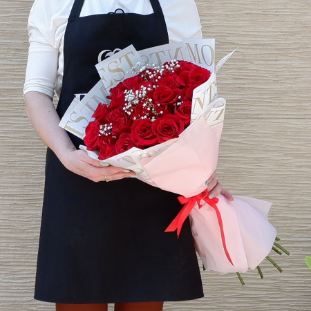 Букет "25 красных роз с гипсофилой в корейской упаковке"