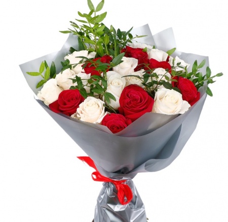 Букет "25 красно-белых роз с писташем в корейской упаковке"