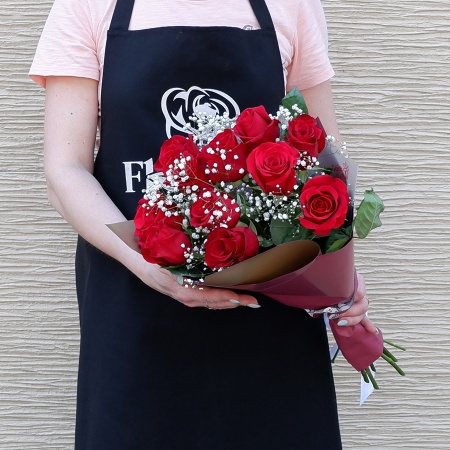 Букет "11 красных роз с гипсофилой в корейской упаковке"