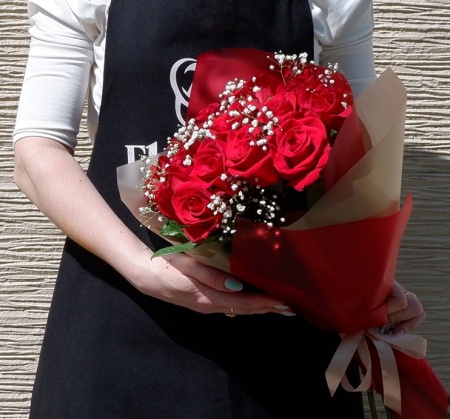 Букет "15 красных роз с гипсофилой в корейской упаковке"