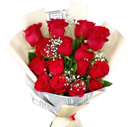 Букет "15 красных роз с рускусом и гипсофилой"