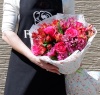 Букет "15 альстромерий микс с розовыми розами"