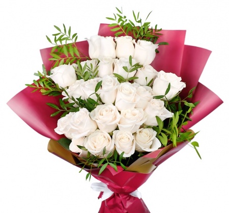 Букет "25 белых роз с зеленью в корейской упаковке"