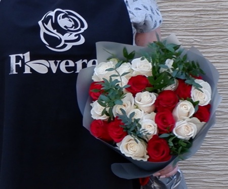 Букет "25 красно-белых роз с писташем в корейской упаковке" Букет "25 красно-белых роз с писташем в корейской упаковке"