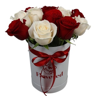 Красно-белые розы в белой шляпной коробке