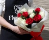 Букет "11 красно-белых роз с писташем в фетре"