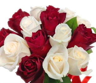 Красно-белые розы в розовой шляпной коробке